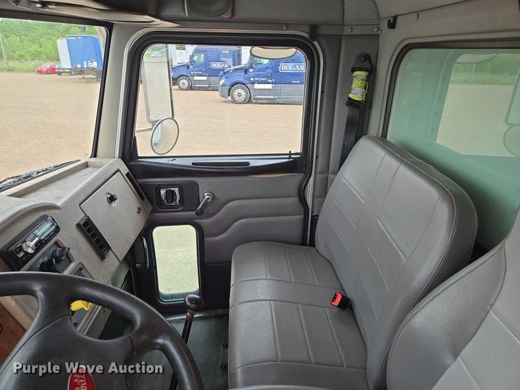 image for item EM7343 2006 Peterbilt 335 box truck