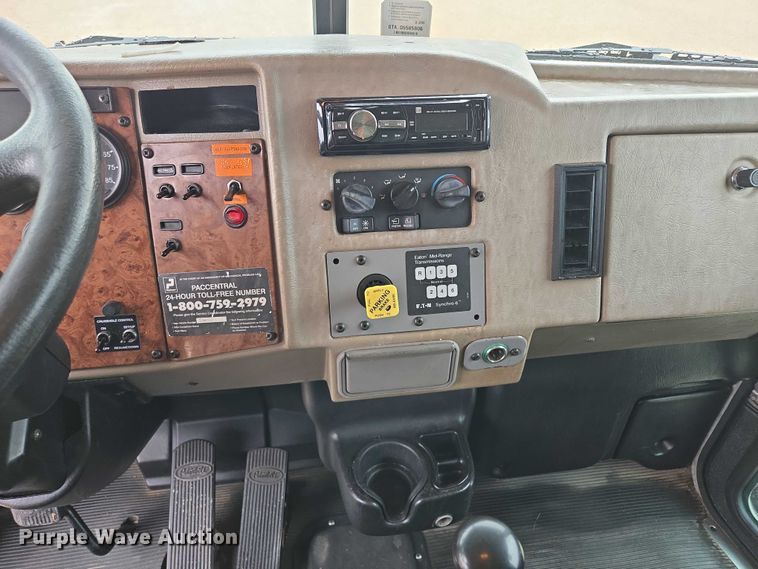 image for item EM7343 2006 Peterbilt 335 box truck