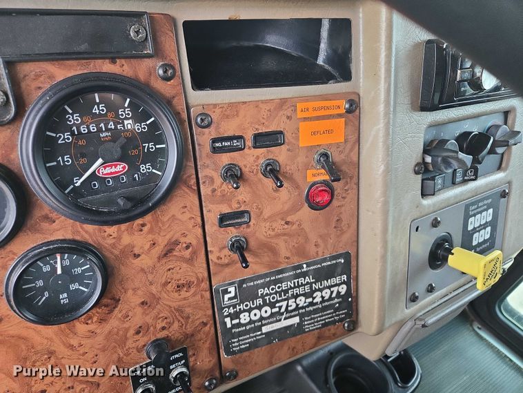 image for item EM7343 2006 Peterbilt 335 box truck