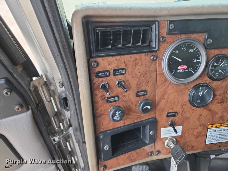 image for item EM7343 2006 Peterbilt 335 box truck