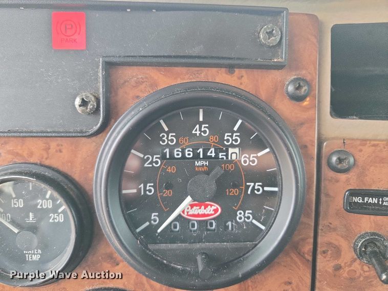 image for item EM7343 2006 Peterbilt 335 box truck