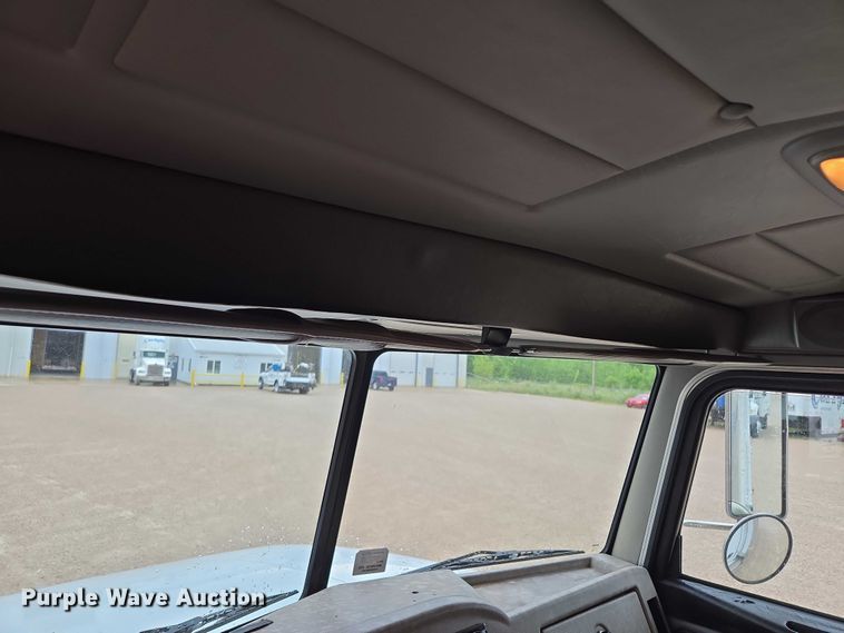 image for item EM7343 2006 Peterbilt 335 box truck