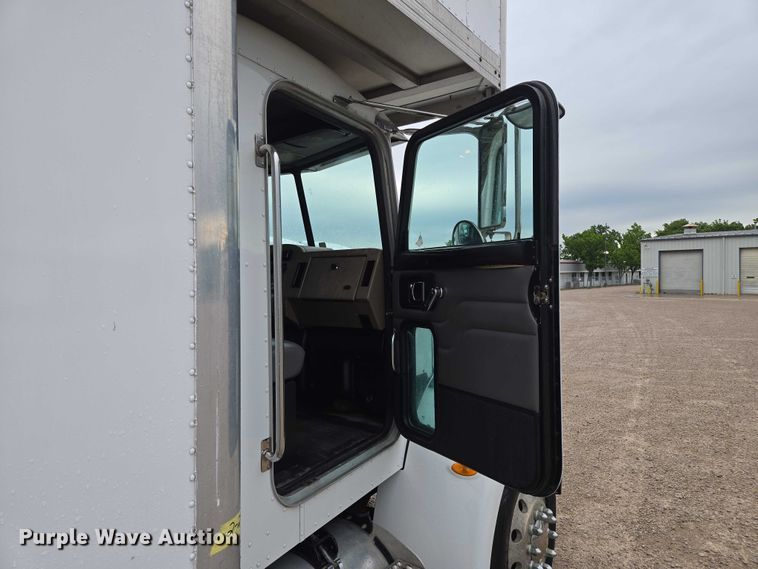 image for item EM7343 2006 Peterbilt 335 box truck