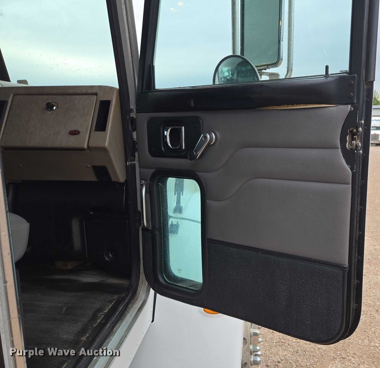 image for item EM7343 2006 Peterbilt 335 box truck