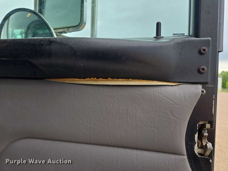 image for item EM7343 2006 Peterbilt 335 box truck