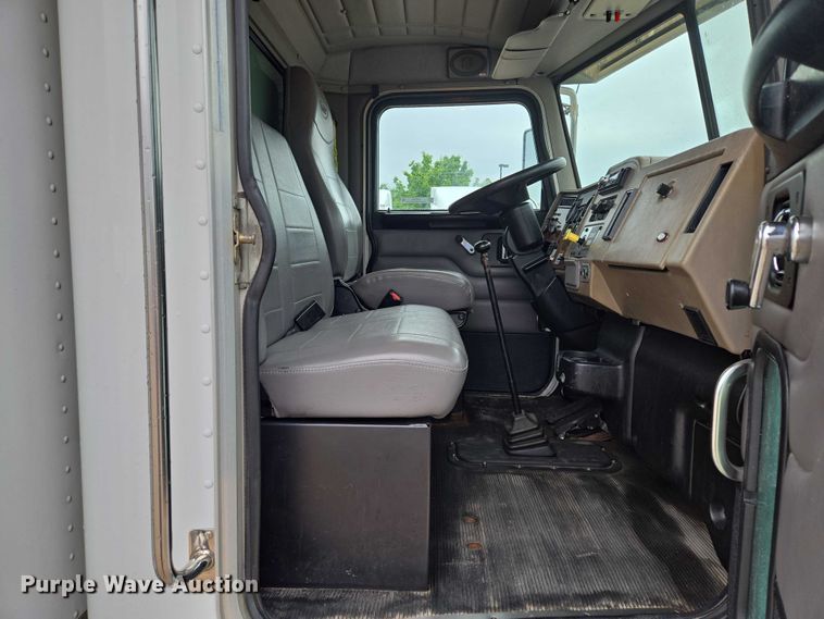 image for item EM7343 2006 Peterbilt 335 box truck