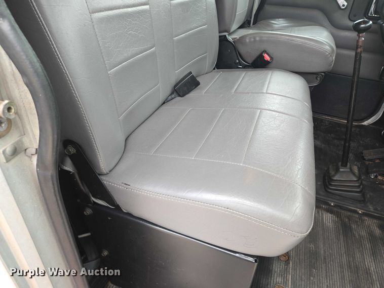 image for item EM7343 2006 Peterbilt 335 box truck