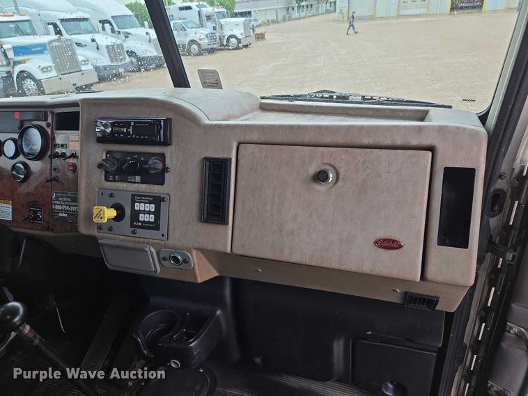 image for item EM7343 2006 Peterbilt 335 box truck