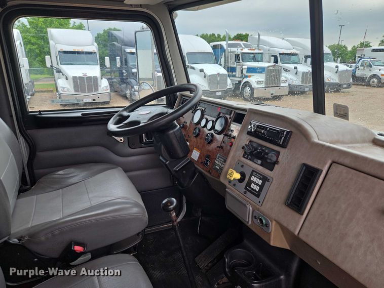 image for item EM7343 2006 Peterbilt 335 box truck