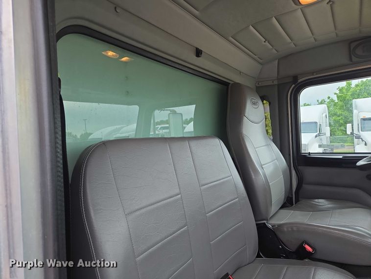 image for item EM7343 2006 Peterbilt 335 box truck