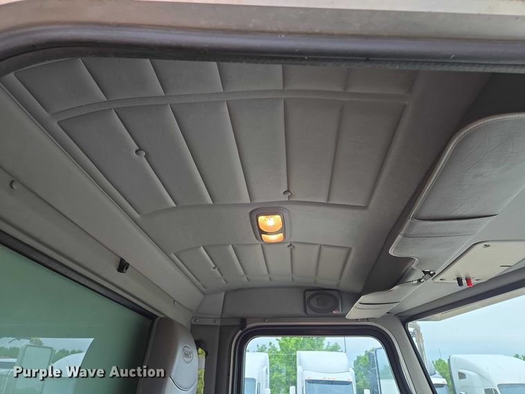 image for item EM7343 2006 Peterbilt 335 box truck