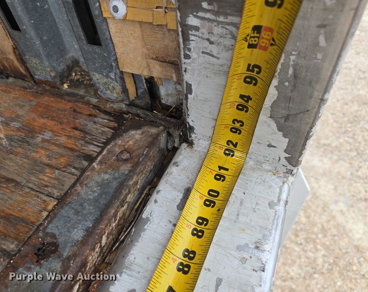 image for item EM7343 2006 Peterbilt 335 box truck