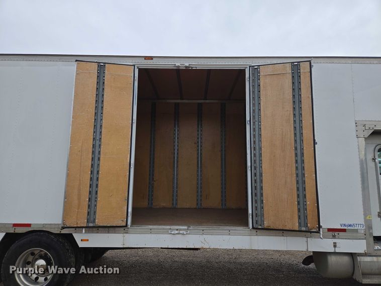 image for item EM7343 2006 Peterbilt 335 box truck