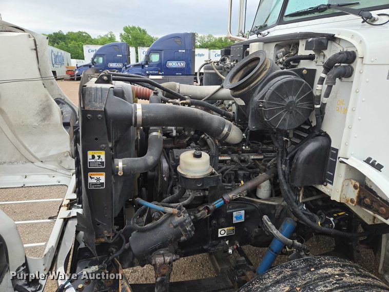 image for item EM7343 2006 Peterbilt 335 box truck