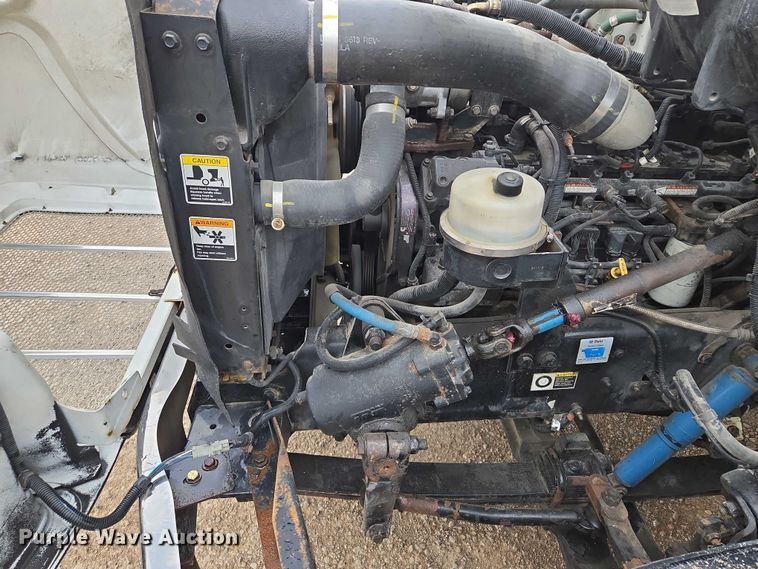 image for item EM7343 2006 Peterbilt 335 box truck