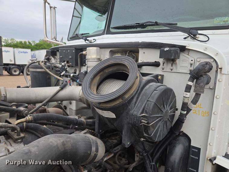 image for item EM7343 2006 Peterbilt 335 box truck