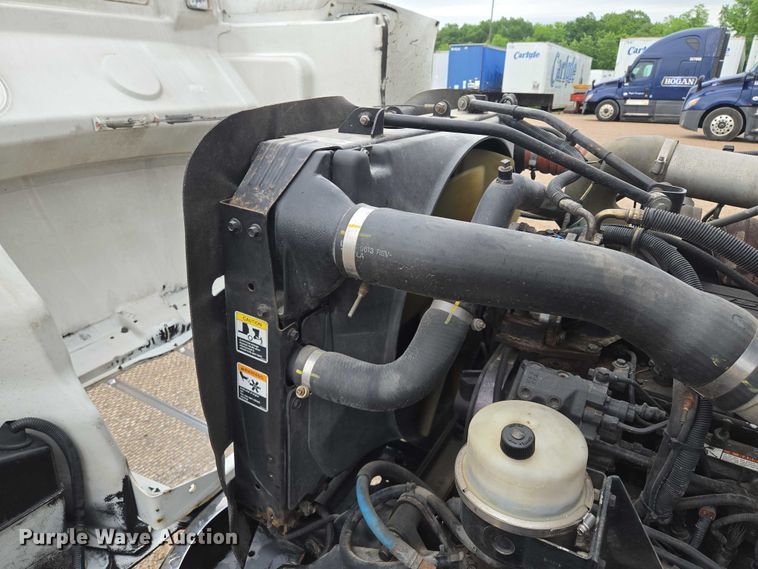 image for item EM7343 2006 Peterbilt 335 box truck