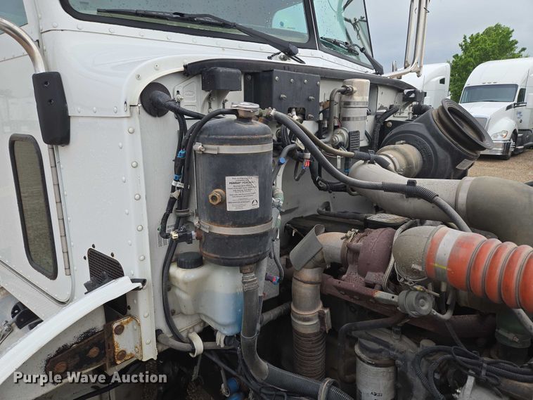 image for item EM7343 2006 Peterbilt 335 box truck