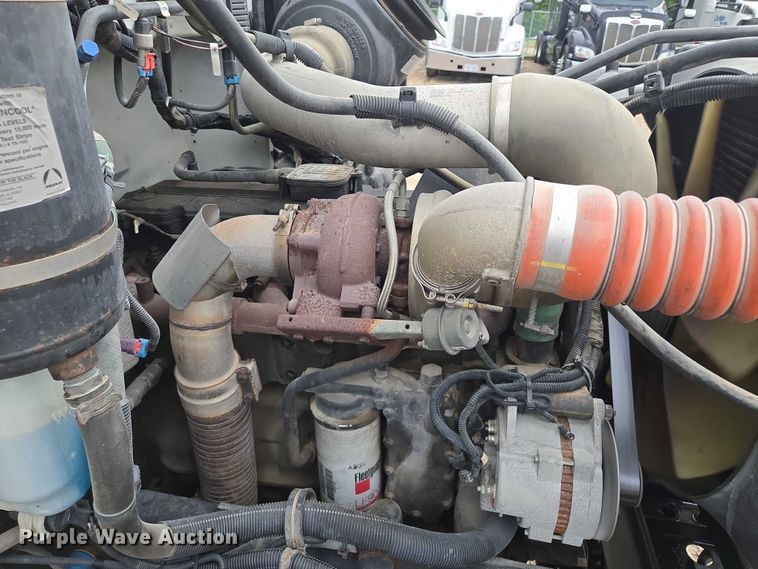 image for item EM7343 2006 Peterbilt 335 box truck