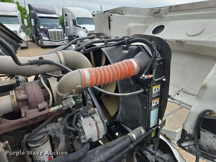 image for item EM7343 2006 Peterbilt 335 box truck