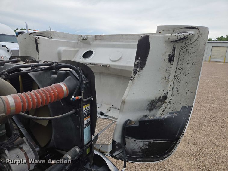 image for item EM7343 2006 Peterbilt 335 box truck