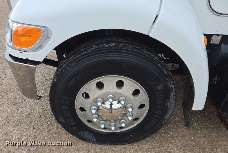 image for item EM7343 2006 Peterbilt 335 box truck