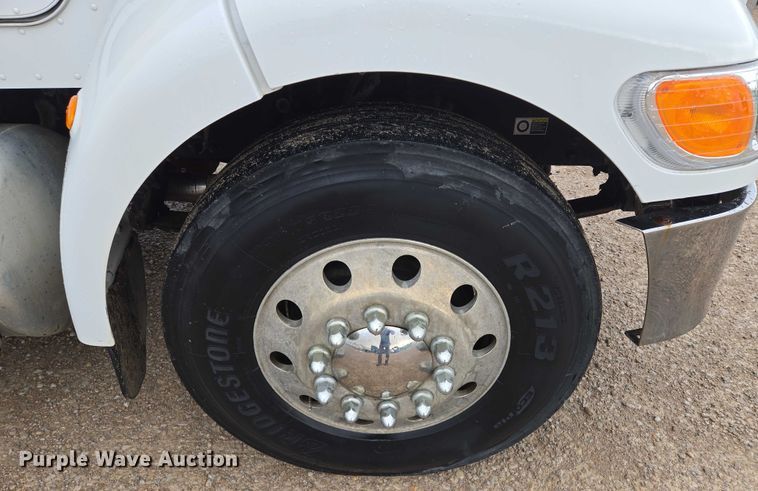 image for item EM7343 2006 Peterbilt 335 box truck