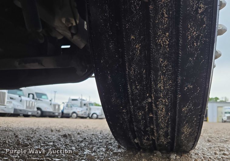 image for item EM7343 2006 Peterbilt 335 box truck