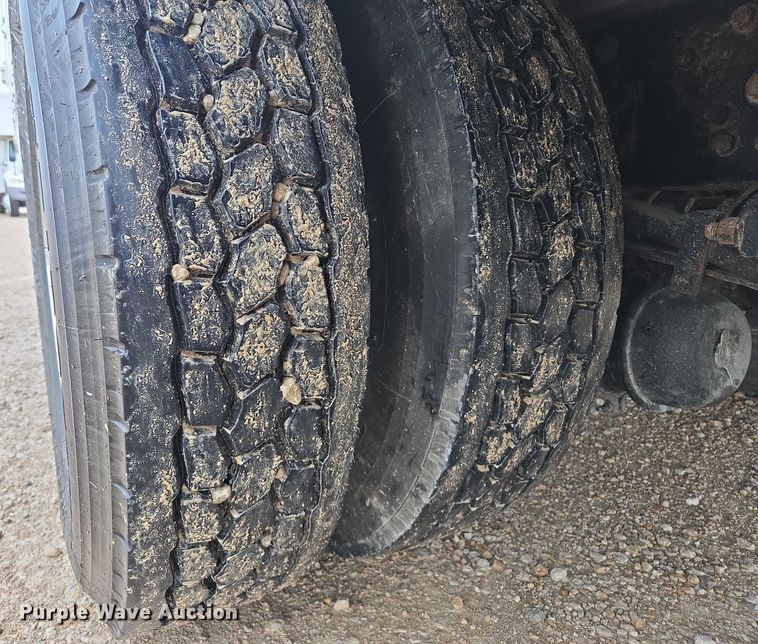 image for item EM7343 2006 Peterbilt 335 box truck