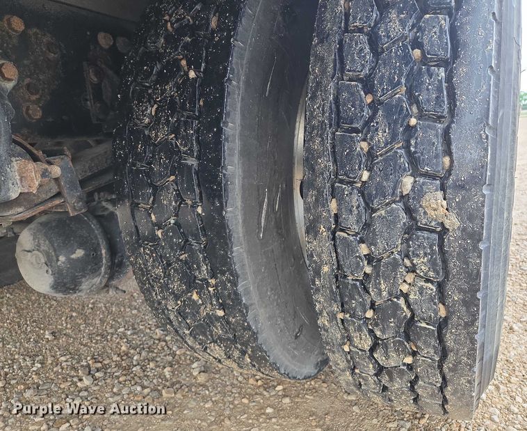 image for item EM7343 2006 Peterbilt 335 box truck