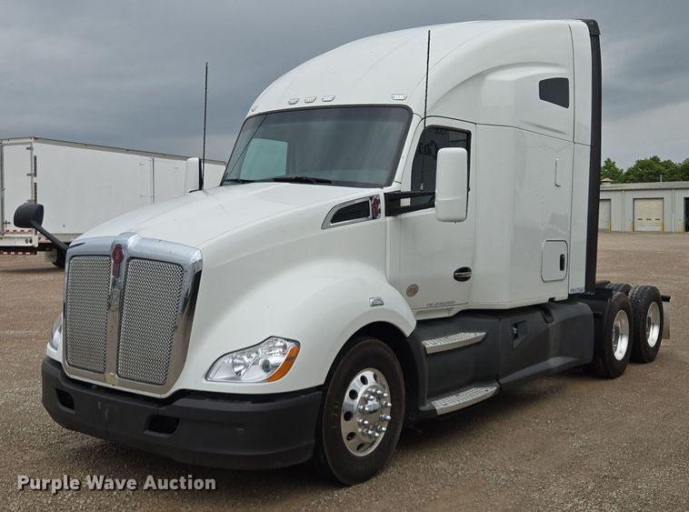 image for item EM7344 2017 Kenworth T680 semi truck