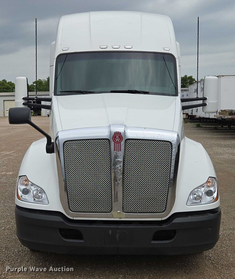 image for item EM7344 2017 Kenworth T680 semi truck