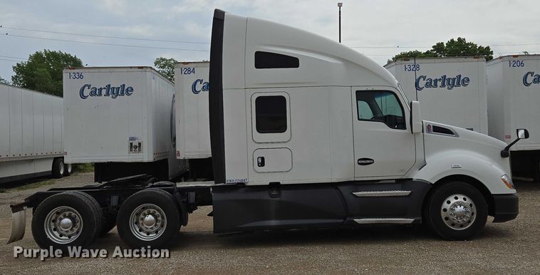 image for item EM7344 2017 Kenworth T680 semi truck
