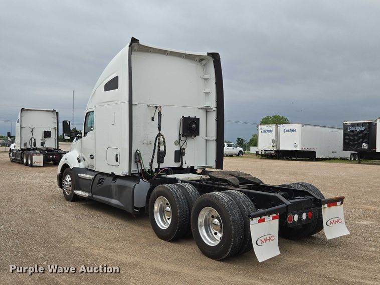 image for item EM7344 2017 Kenworth T680 semi truck