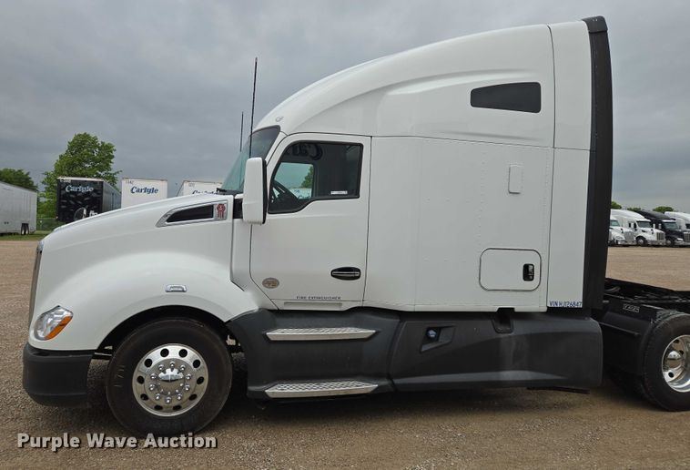 image for item EM7344 2017 Kenworth T680 semi truck