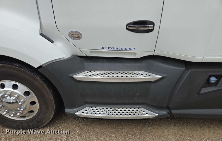 image for item EM7344 2017 Kenworth T680 semi truck