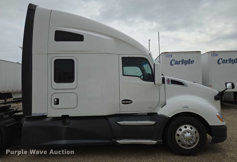 image for item EM7344 2017 Kenworth T680 semi truck