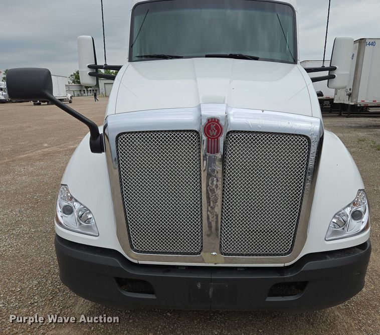 image for item EM7344 2017 Kenworth T680 semi truck