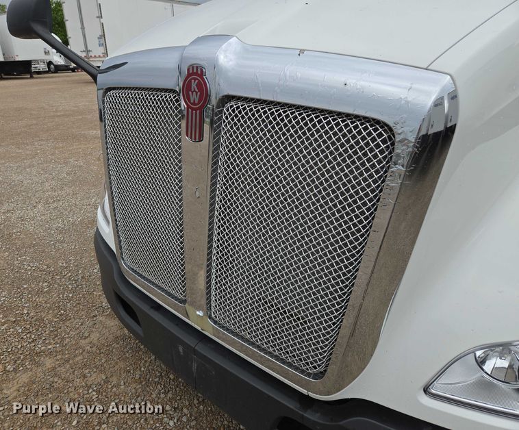 image for item EM7344 2017 Kenworth T680 semi truck