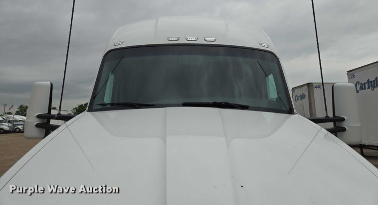 image for item EM7344 2017 Kenworth T680 semi truck