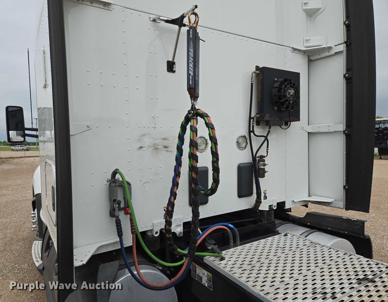 image for item EM7344 2017 Kenworth T680 semi truck