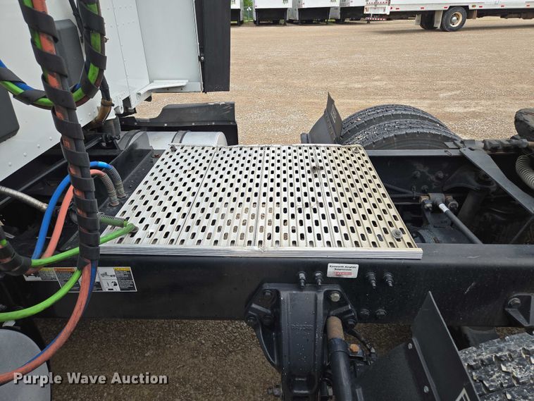 image for item EM7344 2017 Kenworth T680 semi truck