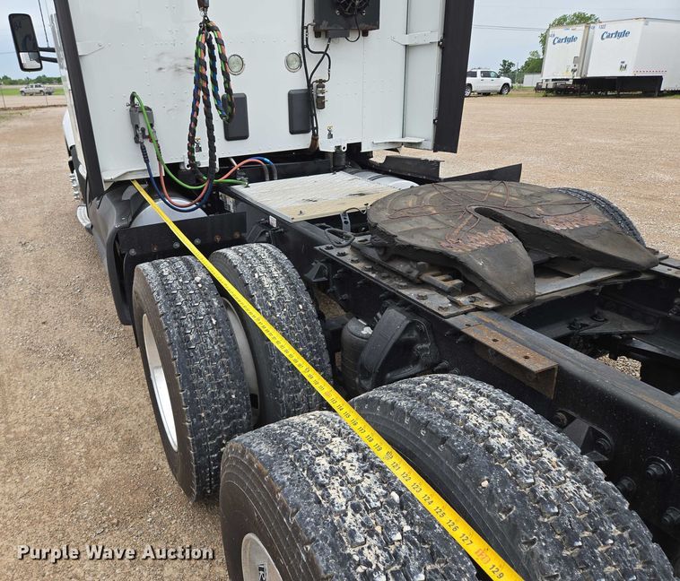 image for item EM7344 2017 Kenworth T680 semi truck