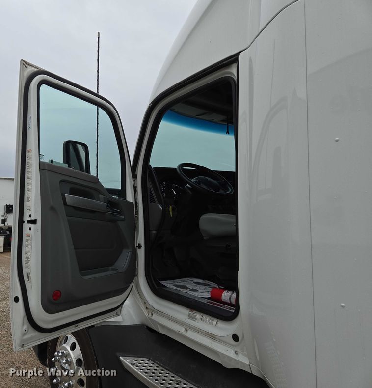 image for item EM7344 2017 Kenworth T680 semi truck