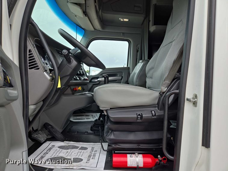 image for item EM7344 2017 Kenworth T680 semi truck