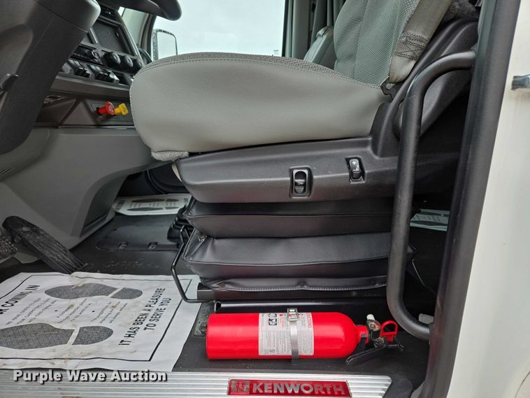 image for item EM7344 2017 Kenworth T680 semi truck