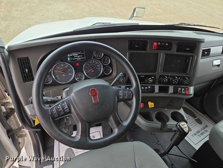 image for item EM7344 2017 Kenworth T680 semi truck