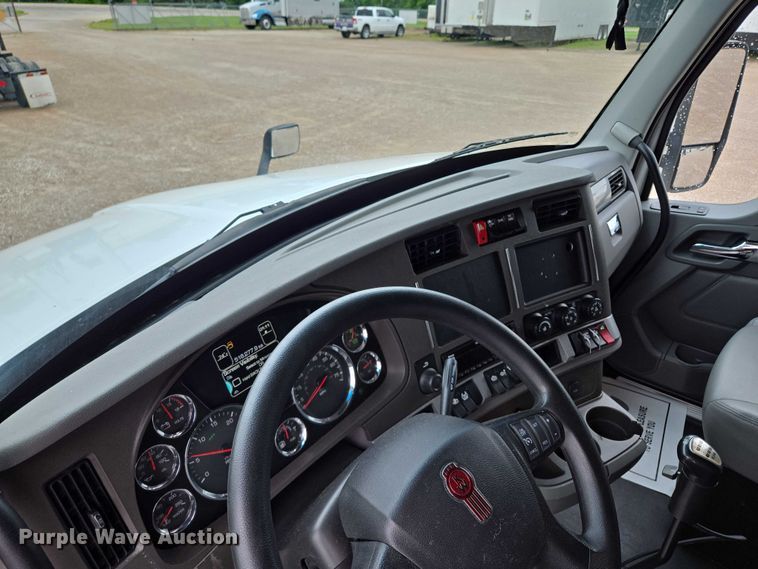 image for item EM7344 2017 Kenworth T680 semi truck