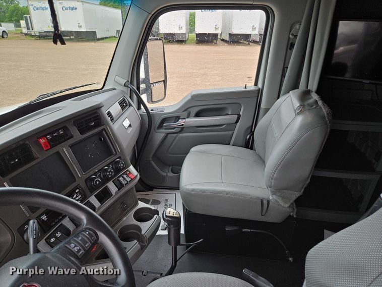 image for item EM7344 2017 Kenworth T680 semi truck