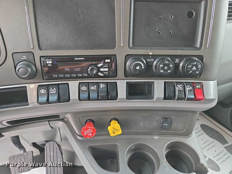 image for item EM7344 2017 Kenworth T680 semi truck